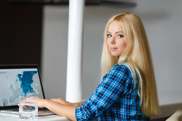 Smiling pretty business woman with a laptop. — Stock Photo, Image