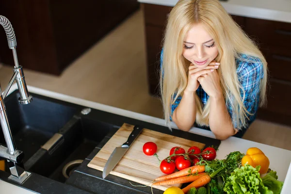 Vacker kvinna förbereder grönsakssallad — Stockfoto