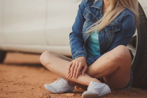 Mädchen mit schönen Beinen im Auto — Stockfoto