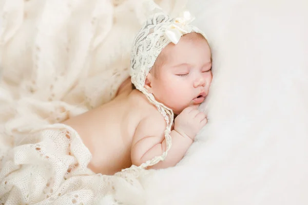 Bebé recién nacido durmiendo tranquilamente — Foto de Stock