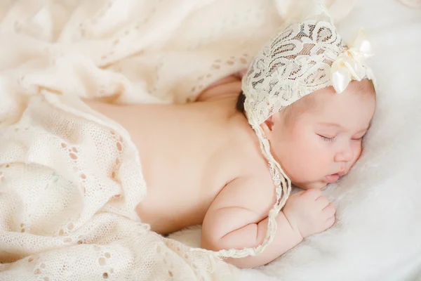 Bebê recém-nascido dormindo em uma cama — Fotografia de Stock