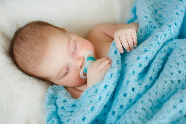 Bebê recém-nascido dormindo em uma cama — Fotografia de Stock