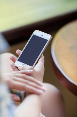 kahve içme bir kafede oturan kadın