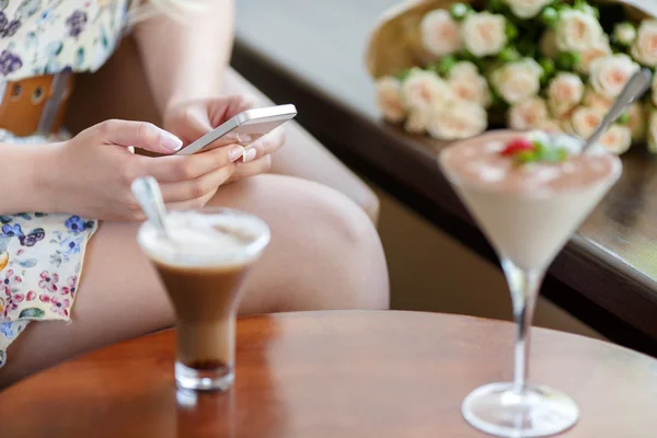 Woman sitting in a cafe drinking coffee — Stock Photo, Image