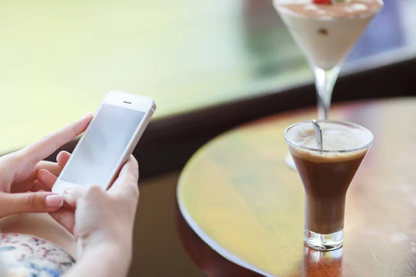 Mujer sentada en un café bebiendo café — Foto de Stock