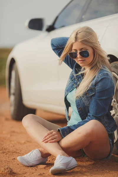 Retrato de una joven rubia guapa con coche de lujo — Foto de Stock