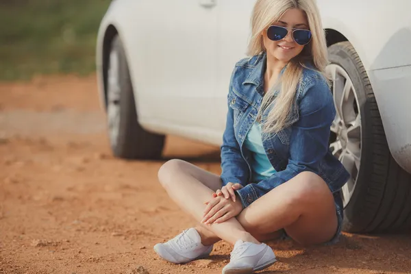 Retrato de uma jovem loira bonita com carro de luxo — Fotografia de Stock