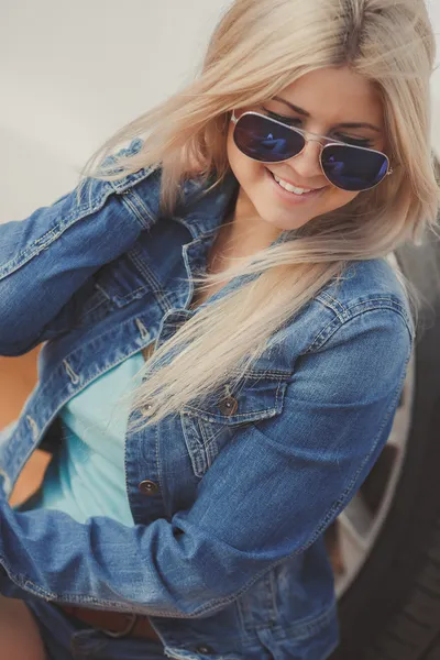 Retrato de uma jovem loira bonita com carro de luxo — Fotografia de Stock