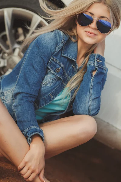 Portrait of a young pretty blonde with luxury car — Stock Photo, Image