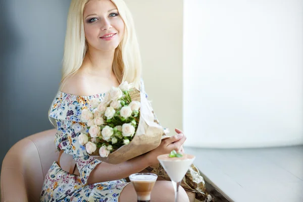 Retrato de bela mulher sorrindo loira com flores — Fotografia de Stock