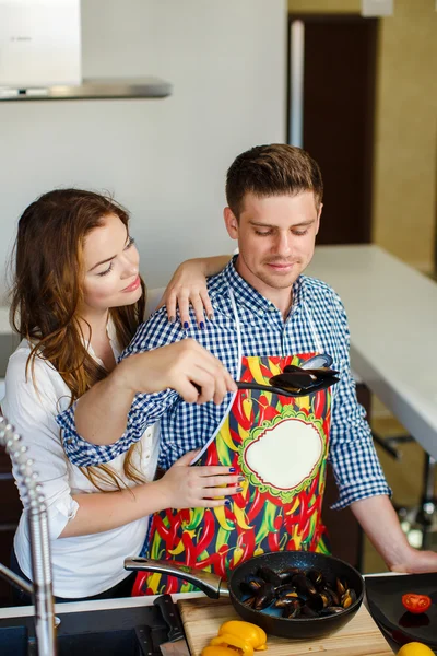 Pareja preparando comida en la cocina — Foto de Stock