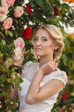 parkta renkleri muhteşem genç gelin