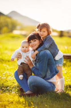 mutlu bir aile açık havada park çimenlerin üzerinde