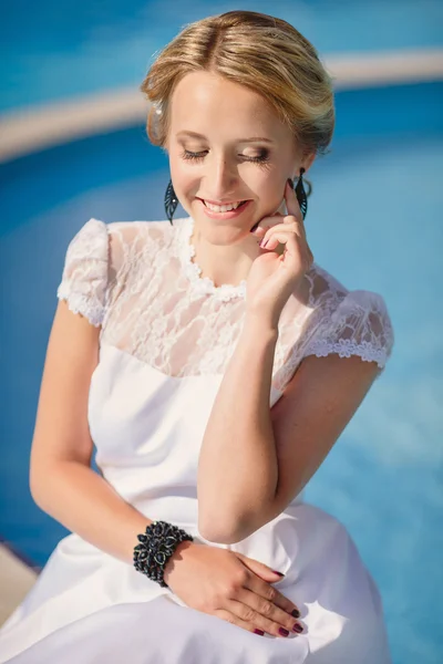 Hermosa modelo femenina posando junto a la piscina —  Fotos de Stock