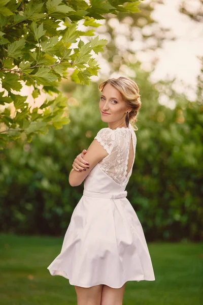 色の公園でゴージャスな若い花嫁 — ストック写真