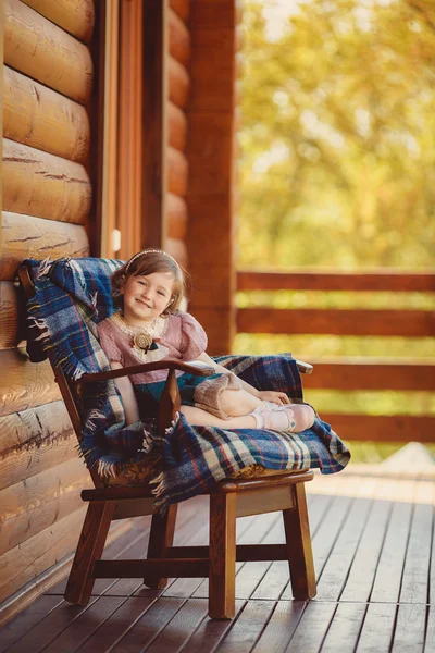 Närbild porträtt av en flicka nära huset — Stockfoto