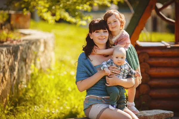 Gelukkige familie buiten op het gras in het park — Stockfoto