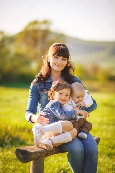 Familia feliz al aire libre en la hierba en el Parque —  Fotos de Stock