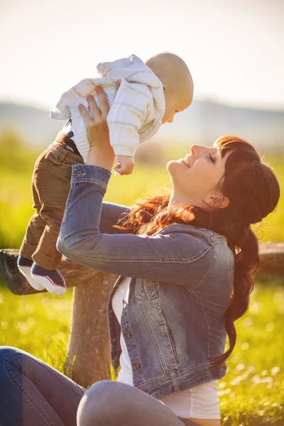 Szépség anya és gyermeke a parkban játék — Stock Fotó