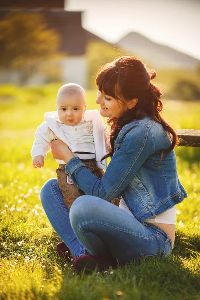 Piękna mama i jej dziecko grając w parku — Zdjęcie stockowe