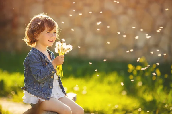 Ritratto di una bambina carina in una giornata estiva soleggiata — Foto Stock
