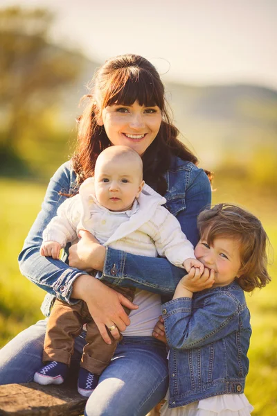 Happy family outdoors on the grass in the Park — Stock Photo, Image