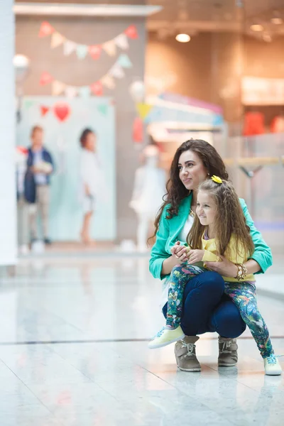 Una joven madre y su hija, de compras — Foto de Stock