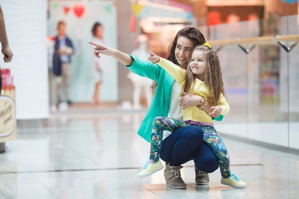 Una joven madre y su hija, de compras — Foto de Stock