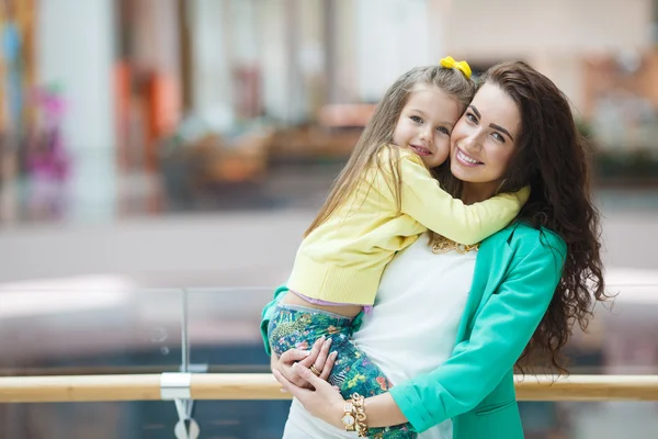 Una giovane madre e sua figlia, shopping — Foto Stock