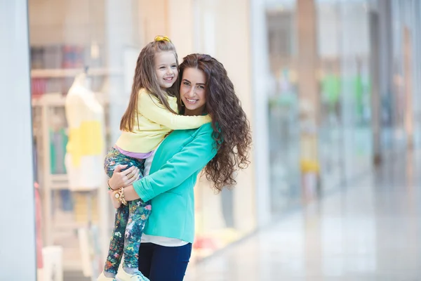 Una joven madre y su hija, de compras —  Fotos de Stock