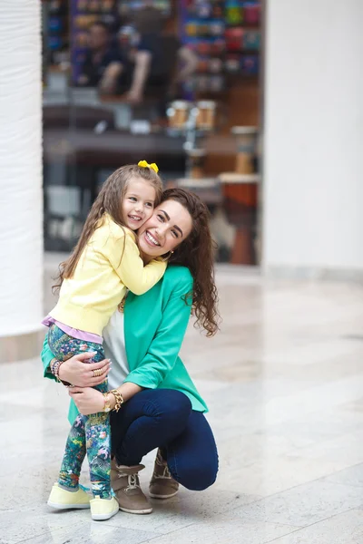 Une jeune mère et sa fille, faisant du shopping — Photo