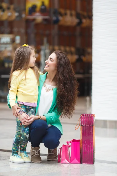 Una giovane madre e sua figlia, shopping — Foto Stock