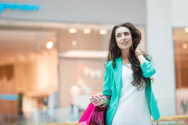 Beautiful young woman with shopping bags and gifts. — Stock Photo, Image