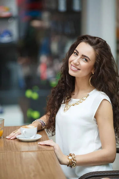 Mujer bebiendo café en casa, con el amanecer —  Fotos de Stock