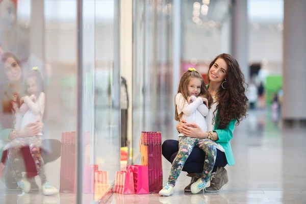 Une jeune mère et sa fille, faisant du shopping — Photo