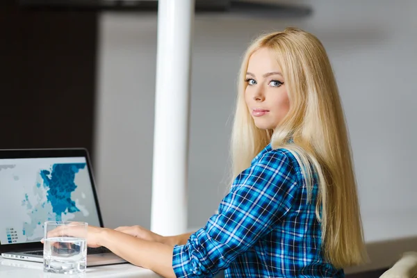 Молодая красивая деловая женщина с ноутбуком — стоковое фото