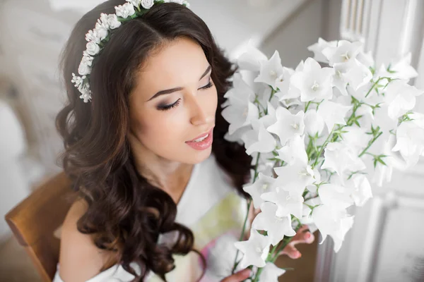 Cantik pengantin dengan karangan bunga — Stok Foto