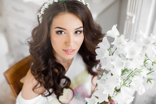 Pretty bride with bouquet — Stock Photo, Image