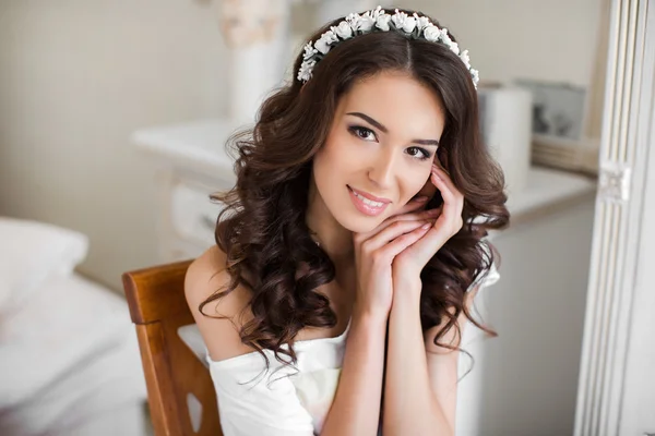 Peinado y maquillaje de la boda hermosa novia joven — Stockfoto