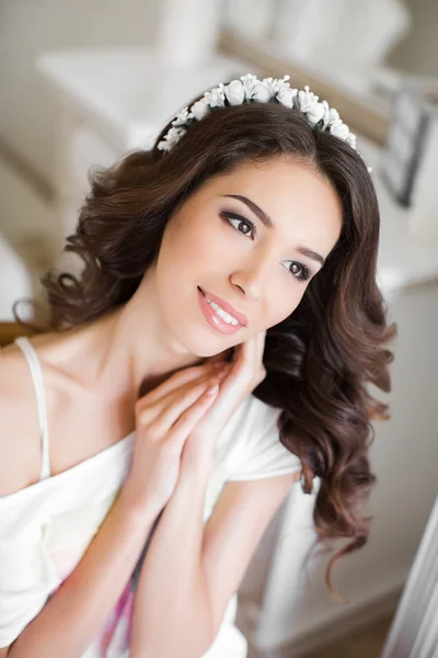 Peinado y maquillaje de la boda hermosa novia joven — Stockfoto