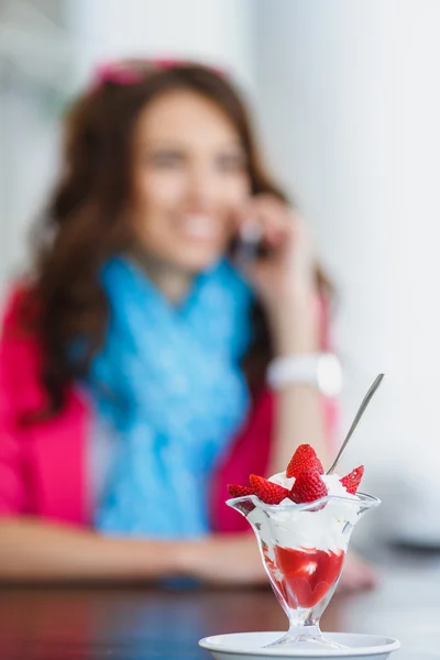 Mujer joven, helado de postre con fresas —  Fotos de Stock