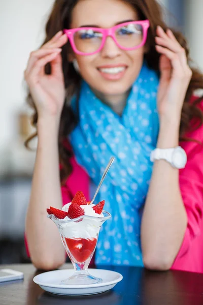 Jeune femme, glace dessert aux fraises — Photo