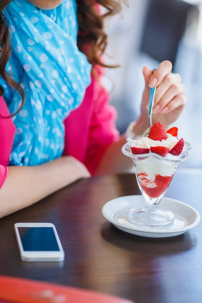 Jonge vrouw, dessert ijs met aardbeien — Stockfoto