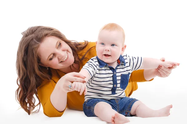 Retrato de familia feliz y divertida. Madre y bebé — Foto de Stock