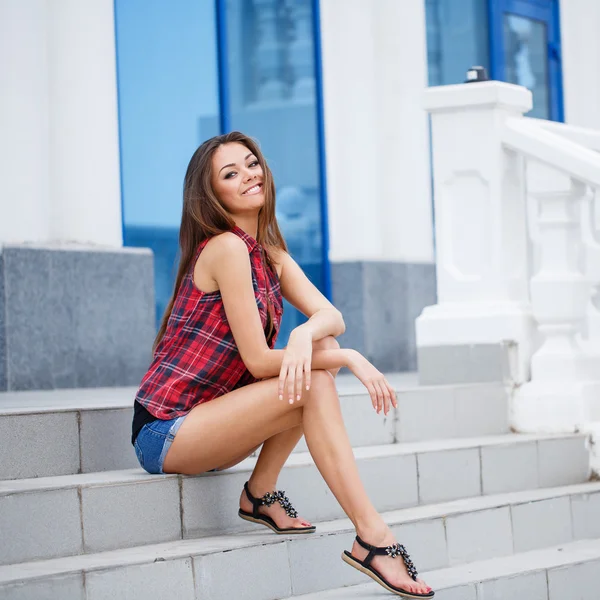 Hermosa mujer joven al aire libre . — Foto de Stock