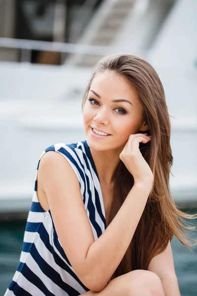 Portrait of the girl against the sea and yachts — Stock Photo, Image