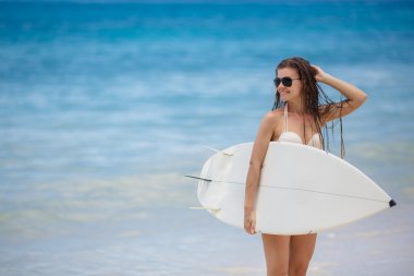 güzel bir genç kadın bir bikini surfboard ile