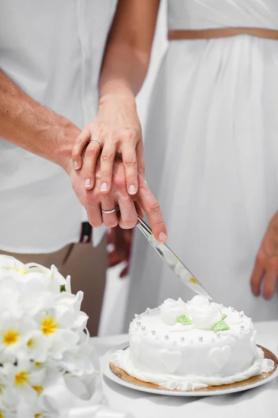 美しい結婚式のケーキとプルメリアのエキゾチックな花束 — ストック写真