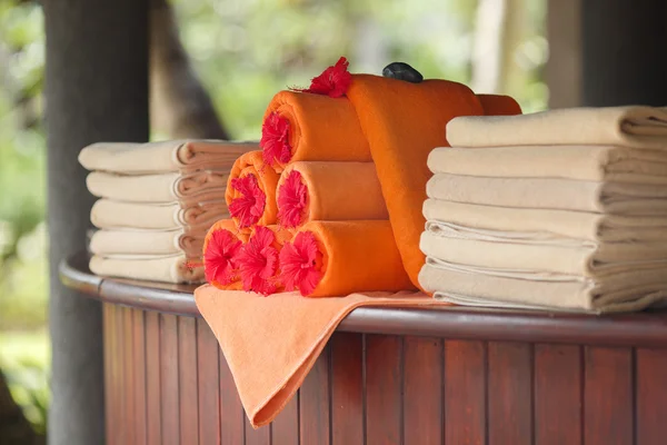 Towels by the pool at the resort — Stock Photo, Image