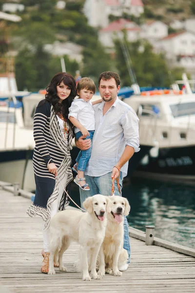 Família feliz com cães no cais no verão — Fotografia de Stock